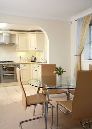 Fridge, microwave, oven, dishwasher - Westlands House (Basingstoke)