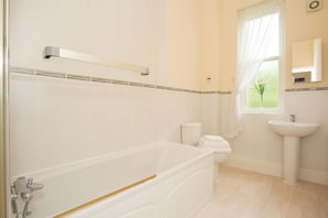 Premium Apartment, 2 Bedrooms | Bathroom