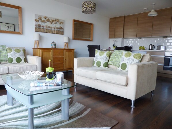 Luxury Apartment, 2 Bedrooms, Accessible, City View (Downtown) | Living room