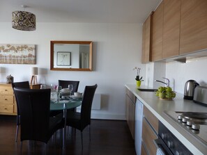 Apartamento superluxo, 2 quartos, acessível, vista para a cidade (Downtown) | Cozinha privada | Geladeira, micro-ondas, fogão, cooktop