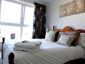 Apartamento superluxo, 2 quartos, acessível, vista para a cidade (Downtown) | 1 quarto, roupas de cama premium, cofres nos quartos