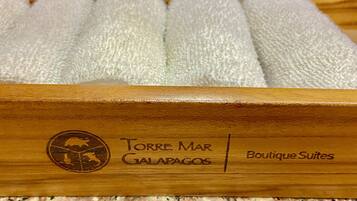 Una caja de madera con separadores de espuma y el texto "Torre Mar Galapagos Boutique Suites".