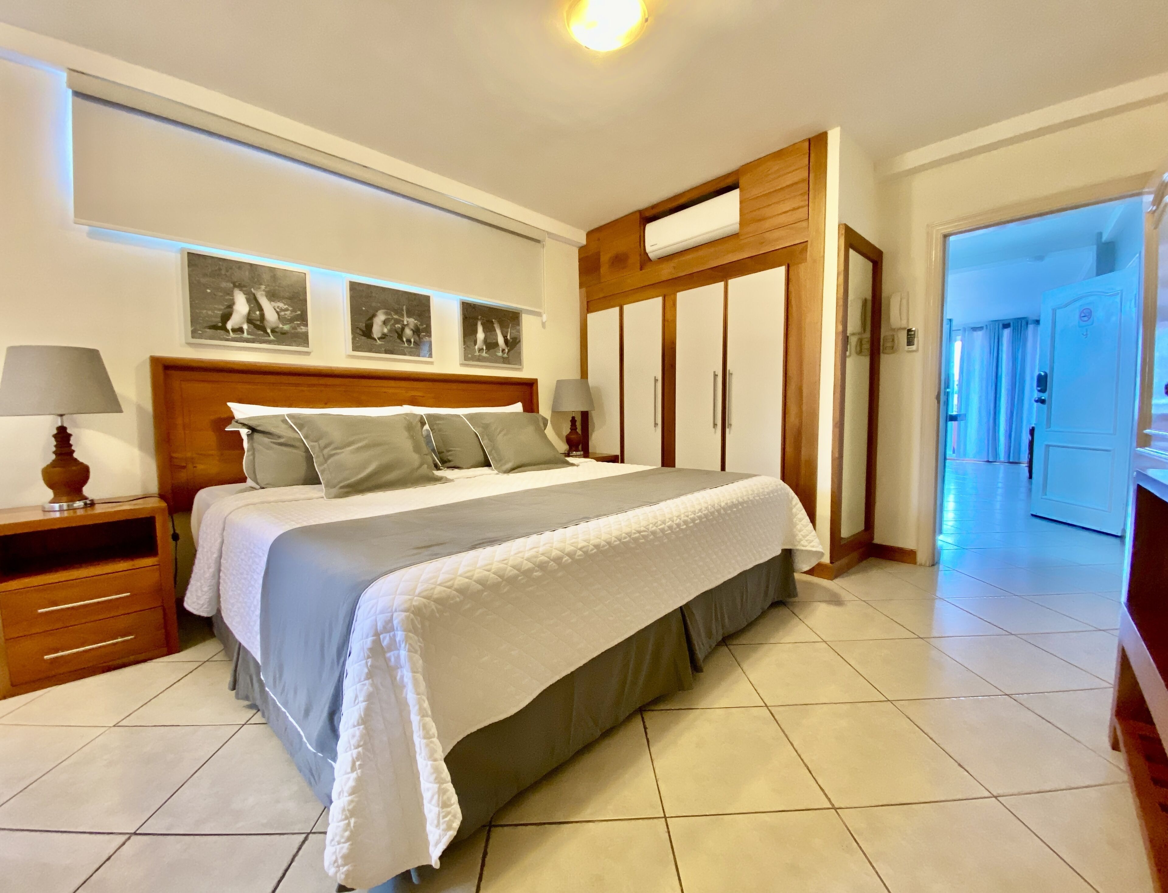 Suite Deluxe, baño en la habitación (One bedroom King) | Ropa de cama de alta calidad y camas con pillow-top 