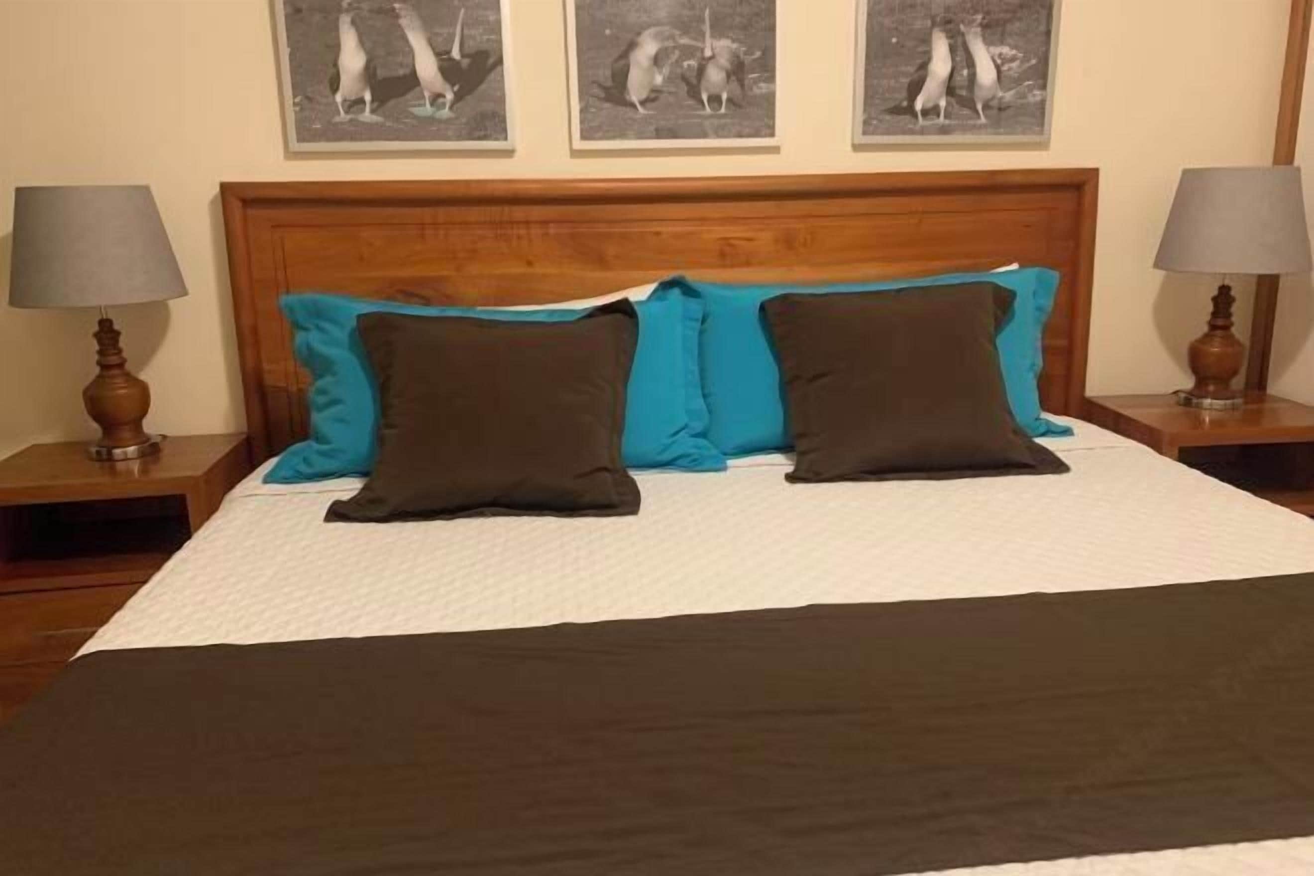 高档床上用品、加厚床垫、客房内保险箱、特色装修