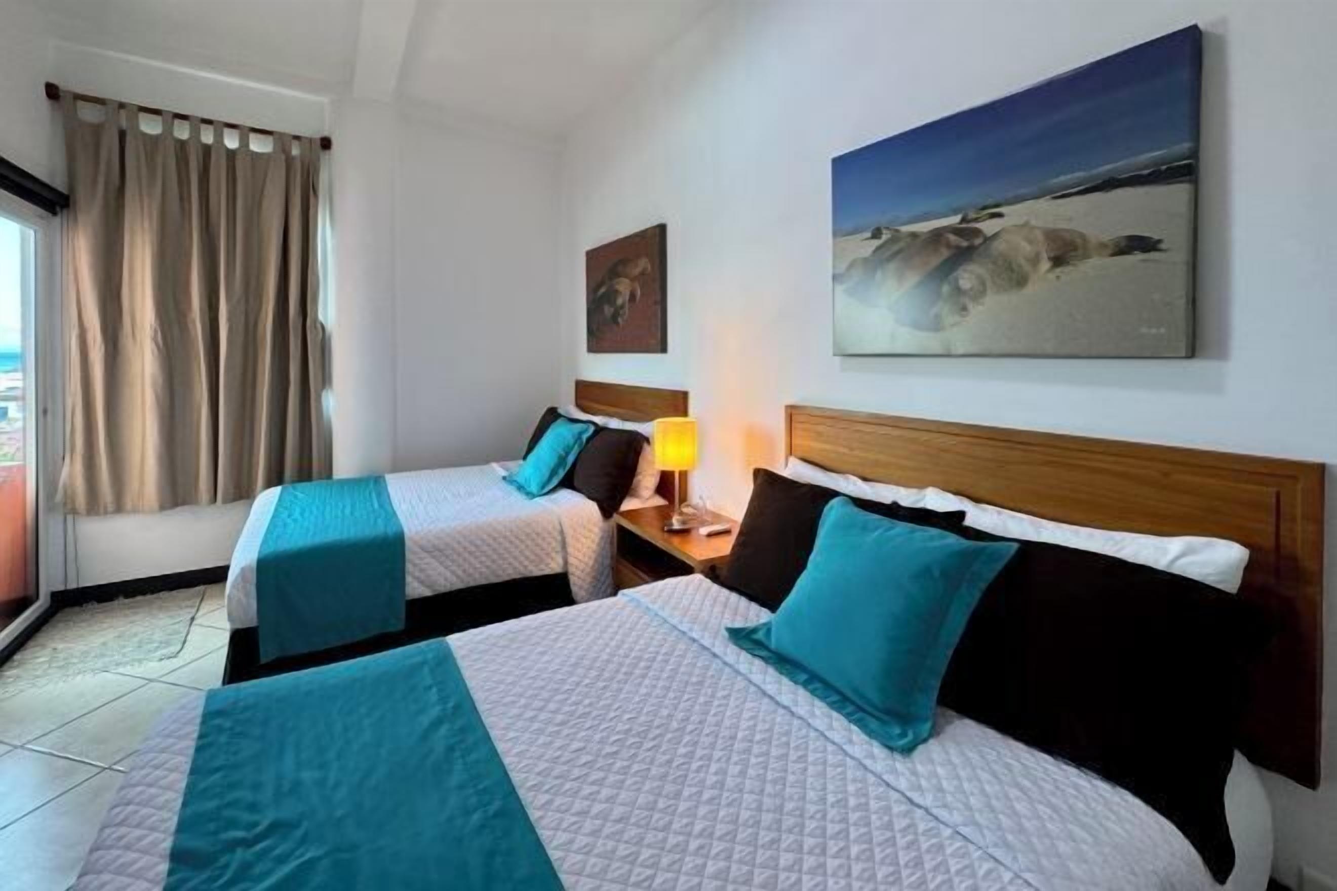 Premium-sengetøj, senge med topmadrasser, pengeskab på værelset