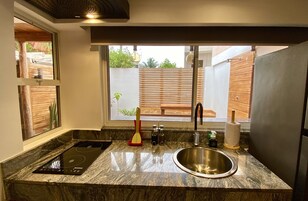 Refrigerador, microondas, placa de cocina, cafetera/tetera