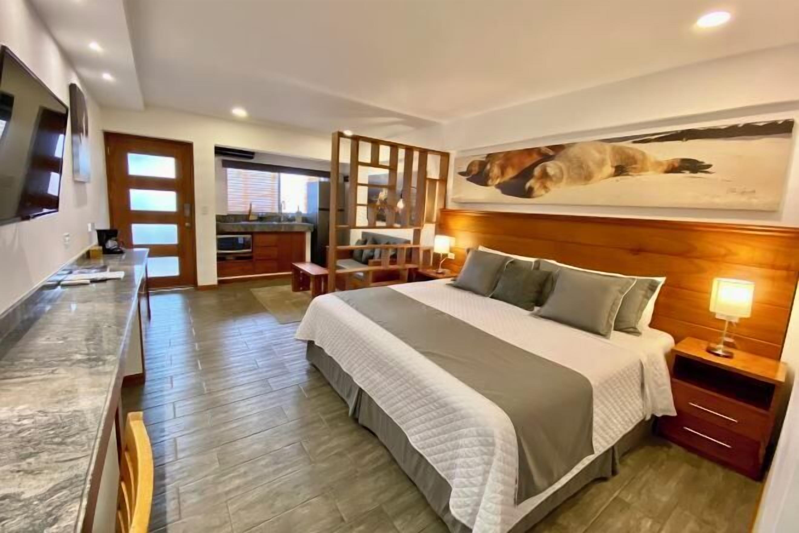 Premium-sengetøj, senge med topmadrasser, pengeskab på værelset