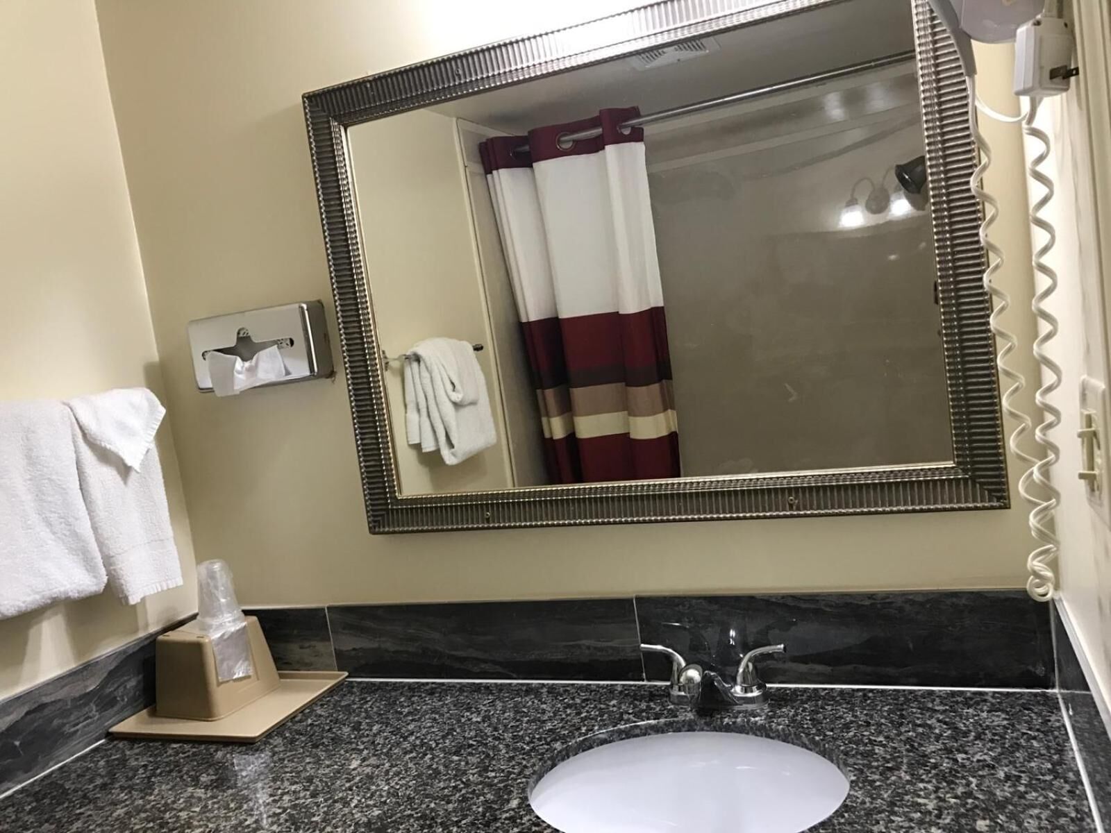 combined shower/bathtub, free toiletries, towels