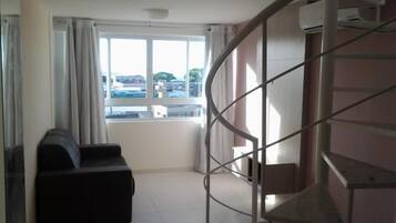 Departamento superior, alberca privada (Penthouse) | Área de sala de estar | Televisión LED