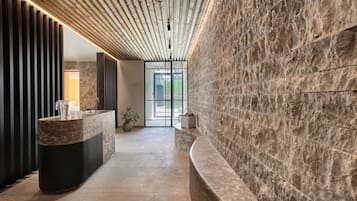 Sauna, kropsbehandlinger, aromaterapi, hot stone-massage