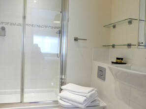 Executive Apartment, 2 Bedrooms | Bathroom | Separate tub and shower, free toiletries, hair dryer, towels - Western Gate (Basingstoke)