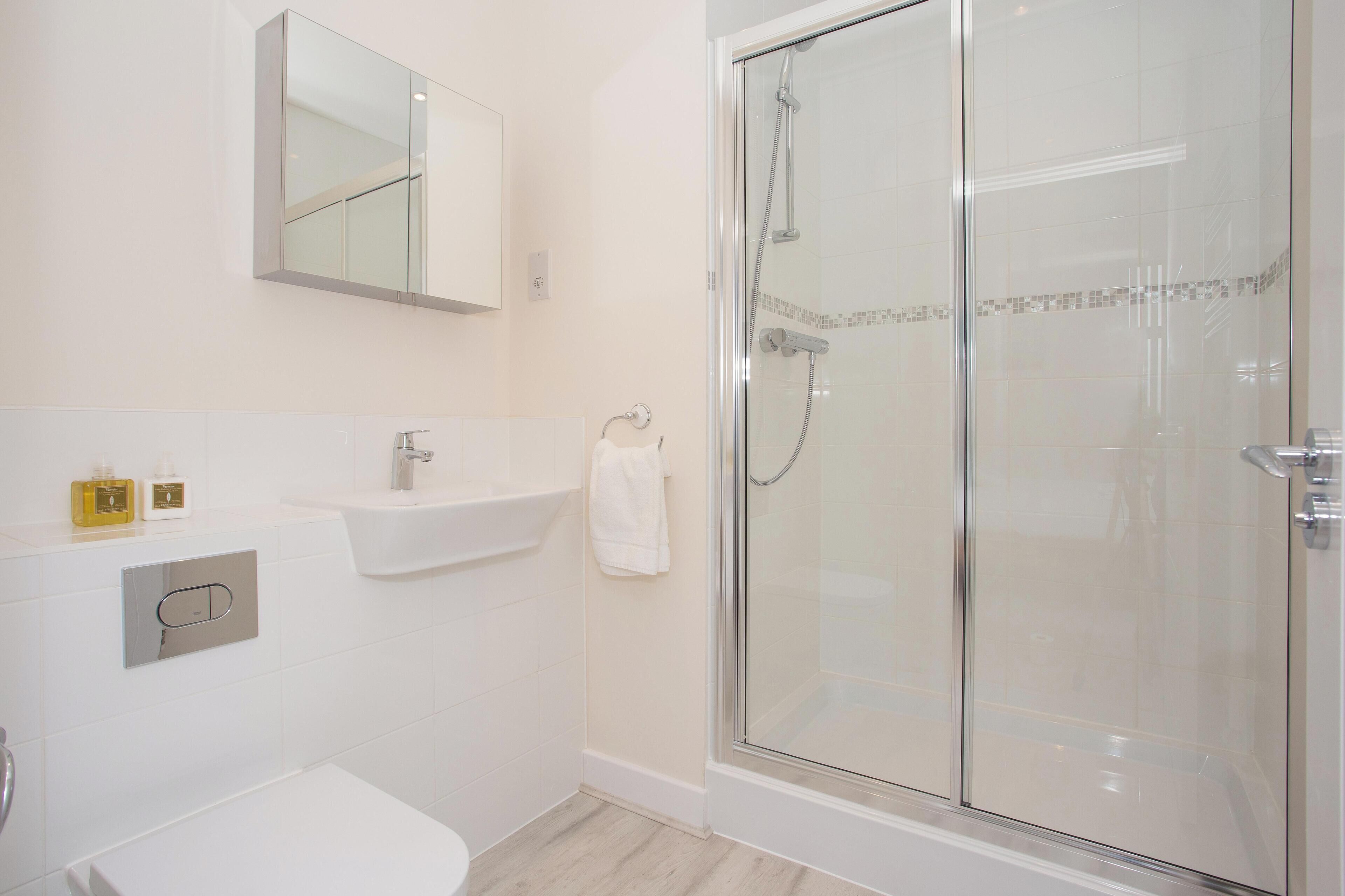 Separate tub and shower, free toiletries, hair dryer, towels