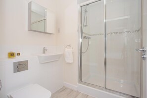 Separate tub and shower, free toiletries, hair dryer, towels