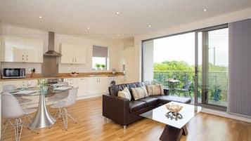 Executive appartement, 2 slaapkamers | Woonruimte | Flatscreentelevisie en betaalfilms