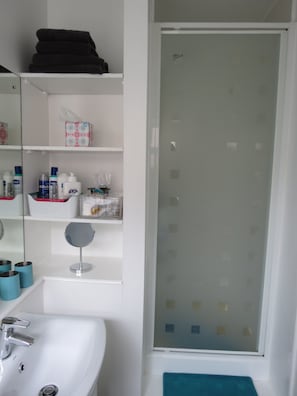 Appartement Ville, 1 chambre | Salle de bain | Douche, articles de toilette (gratuits), séchoir à cheveux, peignoirs