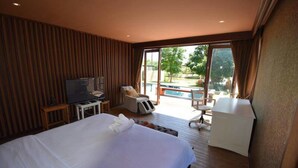 3 Bedrooms Private Pool Villa | 3 soverom, safe på rommet, skrivebord og blendingsgardiner
