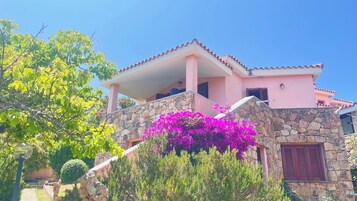 Fachada de la propiedad