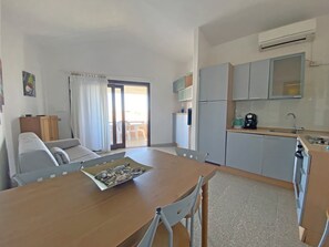 Televisión de 32 pulgadas con canales vía satélite y juguetes 