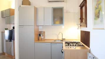 Apartamento panorâmico, 2 quartos, vista para o mar | Cozinha privada | Geladeira grande, fogão, cooktop, máquina de café expresso