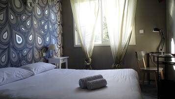 Dobbeltrom – superior, utsikt mot innsjø | Sengetøy av topp kvalitet, skrivebord, strykejern/-brett og barnesenger