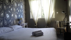 Habitación doble superior, vista al lago | Ropa de cama de alta calidad y escritorio