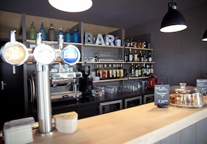 Bar (on property) - Hôtel Restaurant Logis Côté Lac (Savenay)