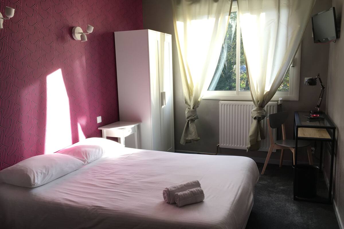 premium bedding, desk, iron/ironing board, cots/infant beds