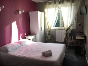 Premium bedding, desk, iron/ironing board, cots/infant beds - Hôtel Restaurant Logis Côté Lac (Savenay)