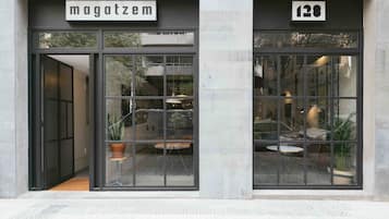 Pintu masuk properti