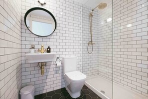 Dusj, toalettartikler (inkludert), hårføner og håndklær