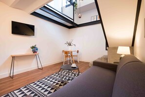Dúplex, 1 cama doble con sofá cama | Caja fuerte, cortinas opacas, sistema de insonorización