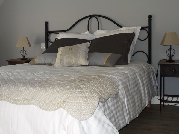 Superior Suite, Private Bathroom, Garden View (Chambre Lune)