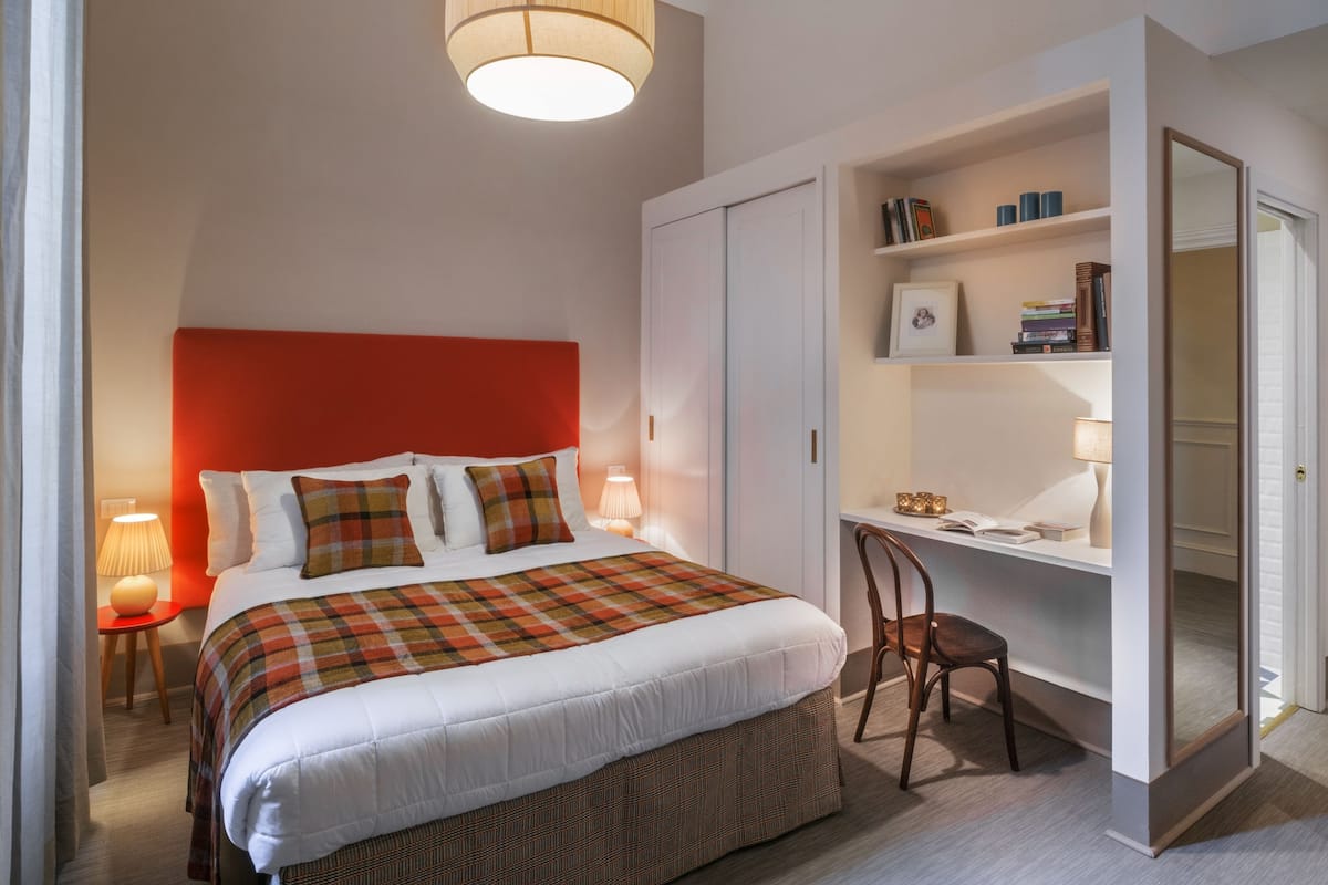 Superior Room | Peralatan tempat tidur hipoalergenik, gebar bulu kapas, bar mini