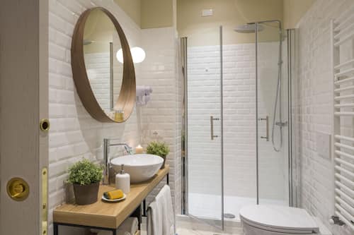 Douche, douche à « effet pluie », bidet, serviettes fournies