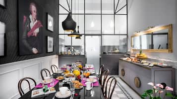 Petit déjeuner buffet (8 EUR par personne)