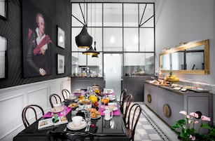 Café da manhã com buffet todos os dias mediante uma taxa