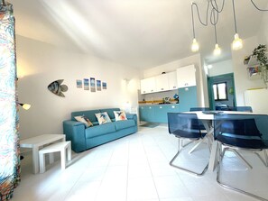 Apartment, 1 Schlafzimmer | Wohnbereich | Flachbildfernseher, Kinderspielzeug