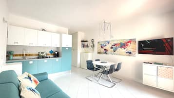 Apartamento, 1 quarto | Área de estar | TV de tela plana, brinquedos