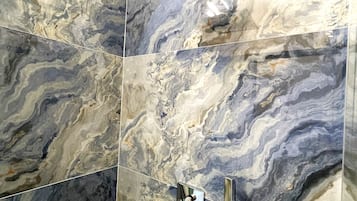 Apartamento, 1 quarto | Banheiro | Chuveiro, secador de cabelo, chinelos, bidê