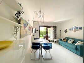 Apartamento, 1 quarto | Área de estar | TV de tela plana, brinquedos