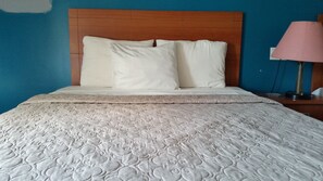 Escritorio, wifi gratis y ropa de cama