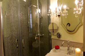 Quarto casal superior | Banheiro | Produtos de toalete grátis, secador de cabelo, bidê, toalhas de banho