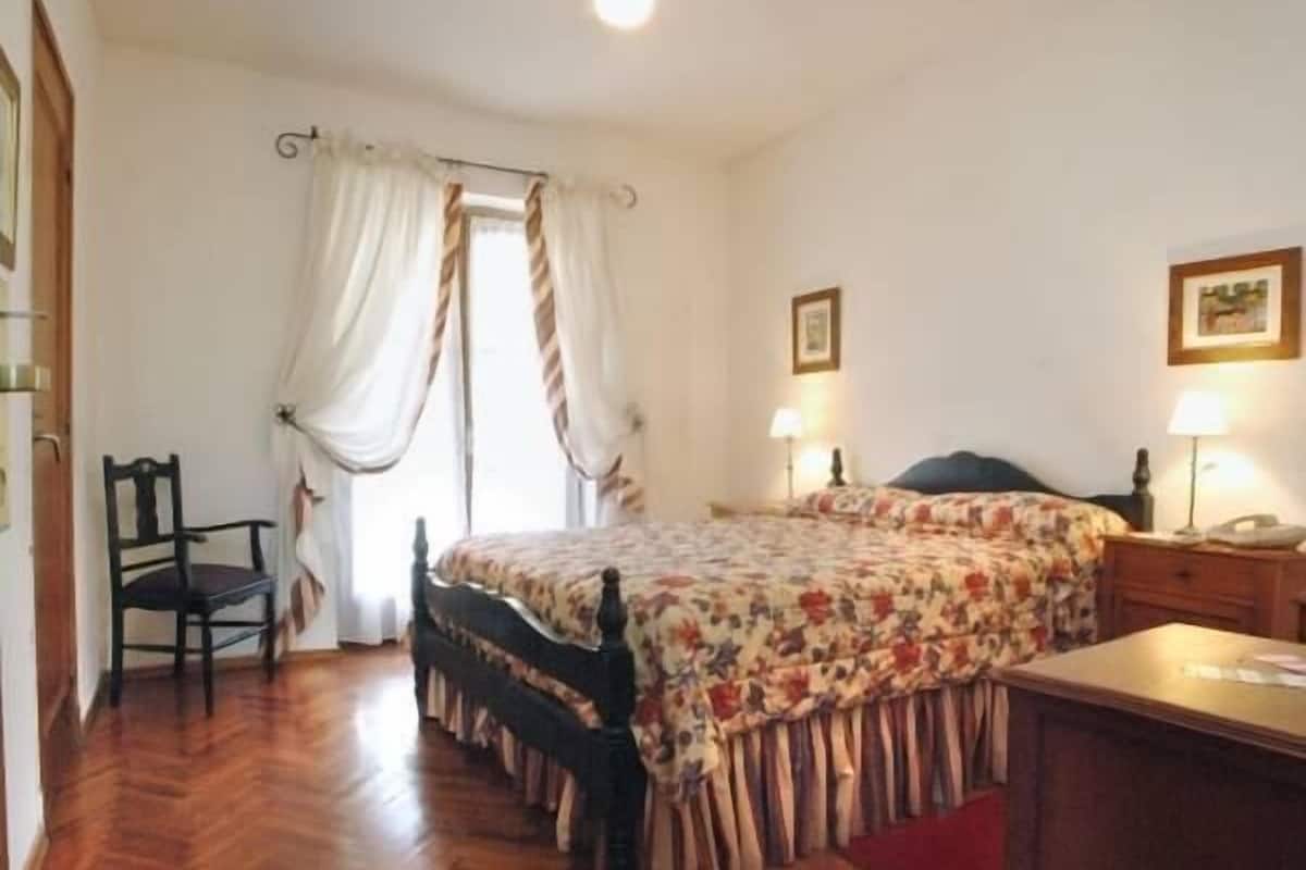 Minibar, caja de seguridad en la habitación y escritorio 