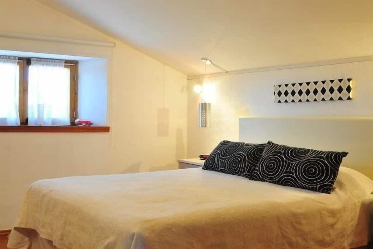 Minibar, caja de seguridad en la habitación y escritorio