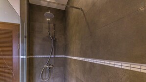 Douche, articles de toilette gratuits, serviettes fournies