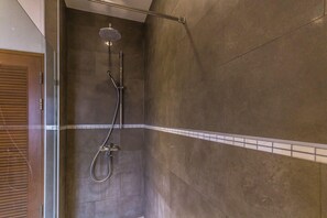 Shower, perlengkapan mandi gratis, dan handuk