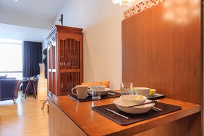 Condo, 1 phòng ngủ, quang cảnh sông, đối diện biển | 1 phòng ngủ, bàn, bàn ủi/dụng cụ ủi quần áo 