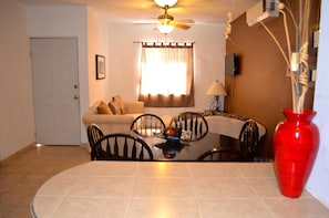 컴포트 아파트, 침실 1개, 바다 전망, 바닷가 | 객실 내 식사 공간