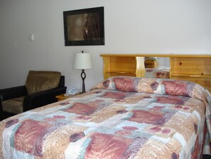 Skrivebord, strykejern/-brett, wi-fi (inkludert) og sengetøy