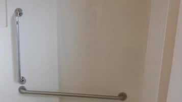 Een bad/douchecombinatie, gratis toiletartikelen, een haardroger